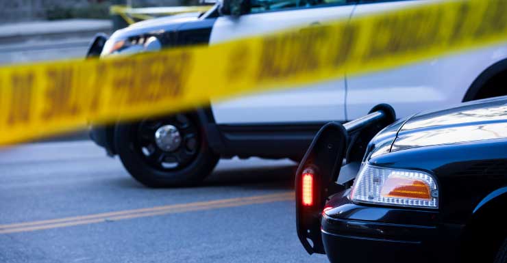 Oficiales disparan contra un hombre que afirmó “tener una escopeta” y se atrincheró en una vivienda tras amenazar con matar a su madre, según JSO