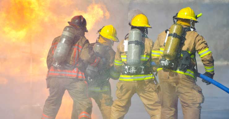 Pareja escapa de incendio en vivienda en el Condado de Orange