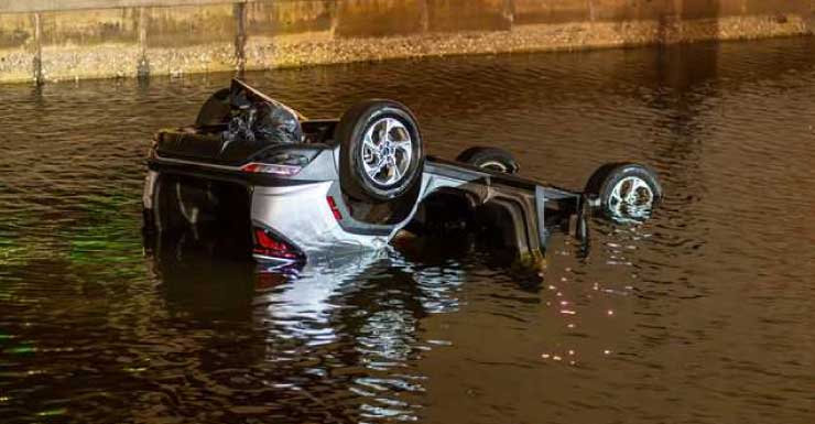 SUV se estrella en un canal cerca del río Caloosahatchee, próximo al puente Midpoint en Fort Myers
