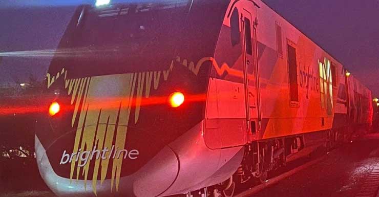 Tren Brightline impacta una camioneta, causa la muerte del conductor y cierra una vía en Boca Ratón