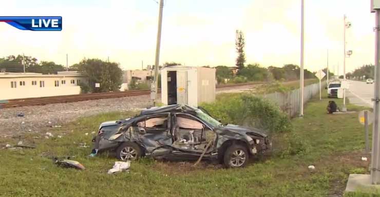 Tren Tri-Rail choca contra auto detenido en el tráfico en Opa-locka; 2 pasajeros salen ilesos