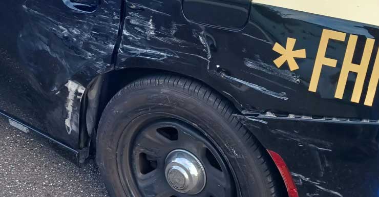 Vehículo de patrulla estatal dañado tras ser impactado durante una parada de tráfico