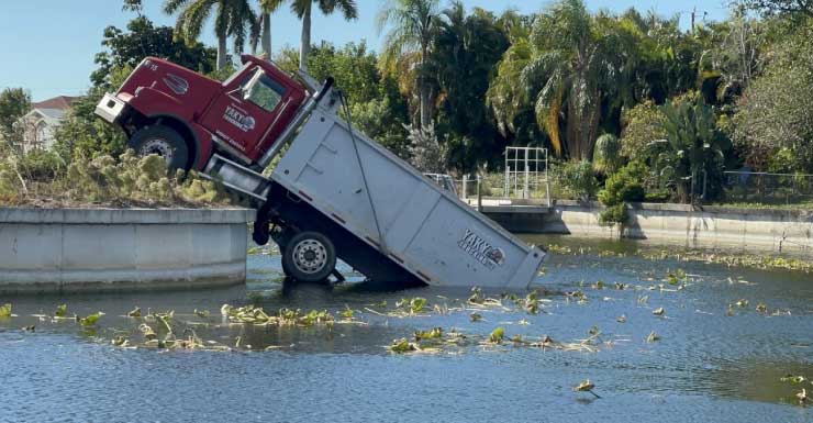 ‘NO SE VE TODOS LOS DÍAS’ Camión de construcción cae en canal de Cape Coral