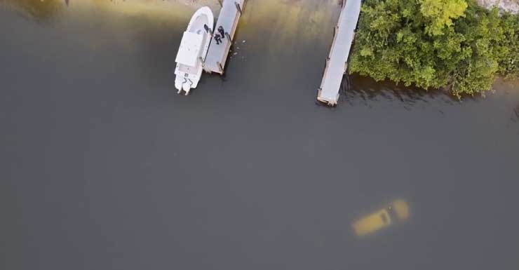 1 arrestado después de que un automóvil cayera al agua en Cape Coral