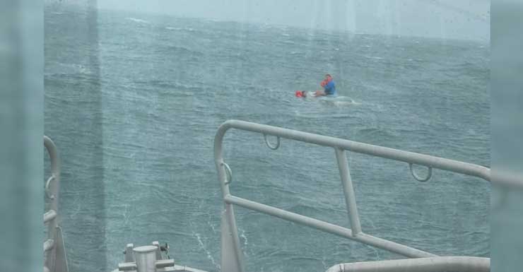 Adolescentes rescatados después de que un pequeño bote volcara frente a New Smyrna Beach