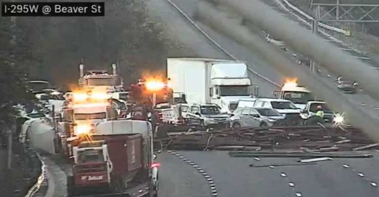 Alerta de Tráfico Accidente con heridos de un semi-remolque volcado bloquea 2 carriles norte de la I-295 en I-10