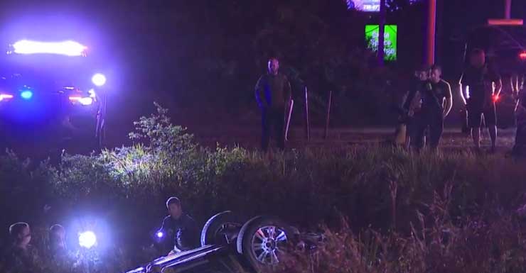 Auto choca contra canal en Colonial Boulevard en Fort Myers