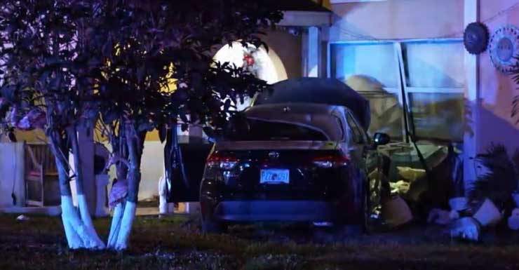 Auto choca contra una casa en Lehigh Acres