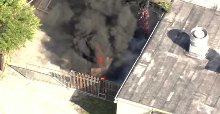 Bomberos apagan incendio detrás de iglesia en Sunrise