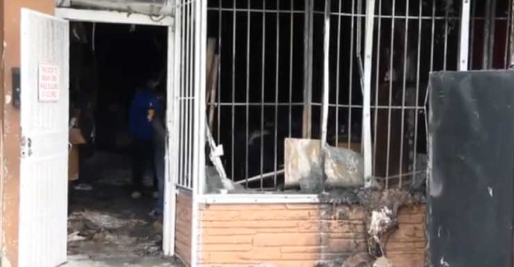 Bomberos apagan las llamas que se desataron en salón de belleza en el noroeste de Miami-Dade
