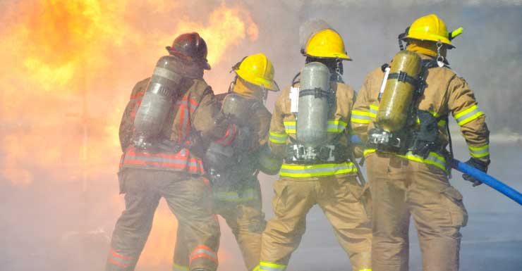 Bomberos combaten incendio en el garaje techado de una vivienda en Cape Coral