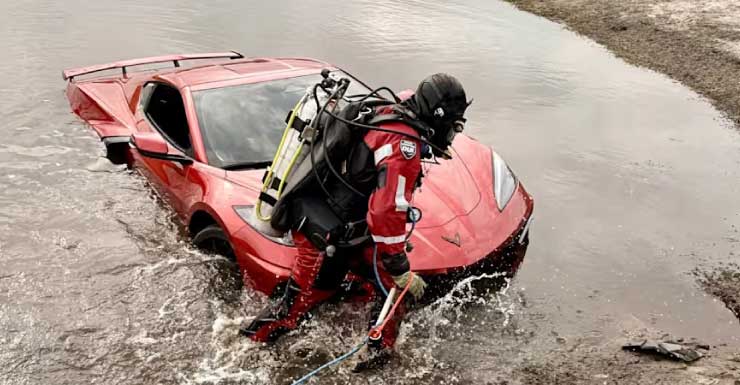Bomberos encuentran un Corvette en un estanque de retención en el condado de Orange