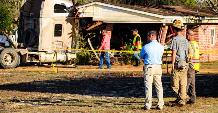 Camión maderero choca contra vivienda desocupada en Holmes; autoridades de Walton responden