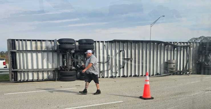 Camión tractor‑remolque volcado bloquea carriles en la I‑95 Sur en Fort Pierce, causando demoras