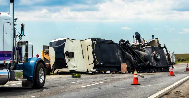 Camión vuelca en la I-75 cerca de Fruitville Road