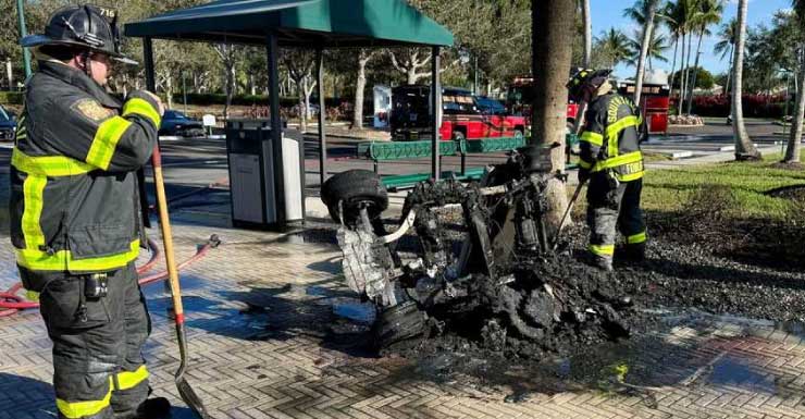 Carrito de golf envuelto en llamas cerca de una estructura en Legends Golf and Country Club, condado de Lee