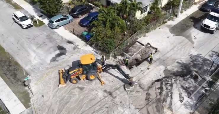 Choque de vehículo contra hidrante provoca un socavón en vecindario de Broward