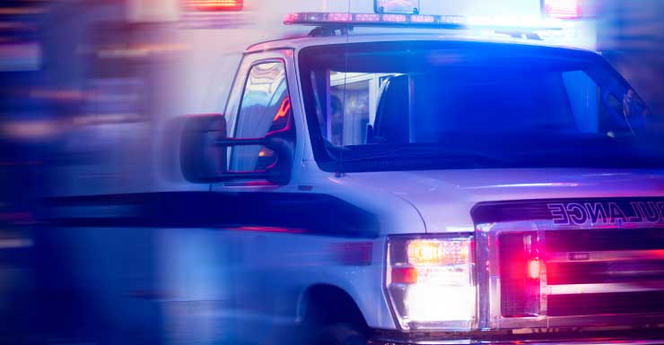 Conductor inconsciente con labios azulados es llevado al hospital tras accidente