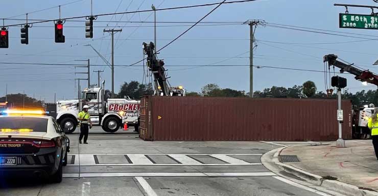 Contenedor de envío se cae de camión y derriba semáforo en el condado de Hillsborough