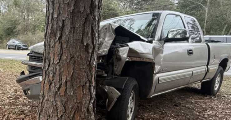 Dos heridos en accidente en Cantonment; pickup choca contra un árbol