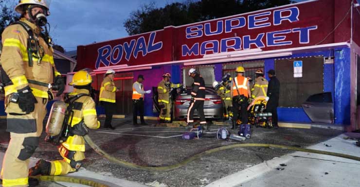 Dos hospitalizados tras choque que envió un vehículo contra supermercado en Tampa