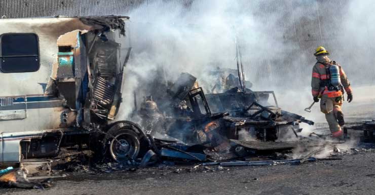 Dos personas con quemaduras graves tras incendio de una casa rodante en el condado de Hernando