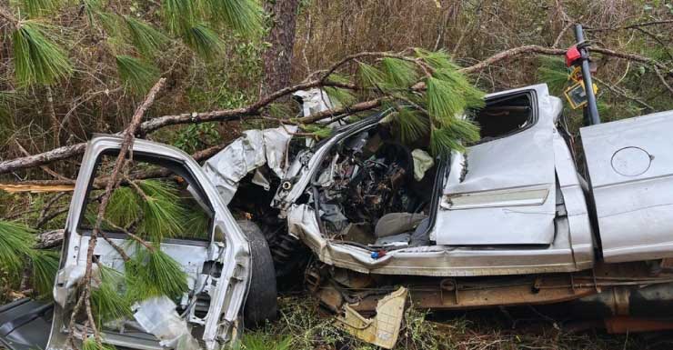 Dos personas hospitalizadas en el condado de Escambia tras salir una camioneta de Quintette Road y chocar contra árboles