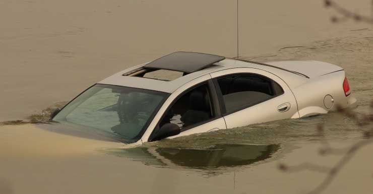 Dos personas rescatadas tras caer un vehículo en un estanque de retención cerca de la salida de la I-75 en Fort Myers