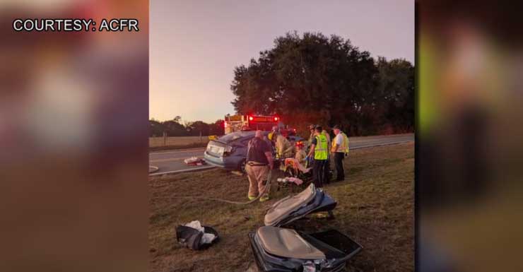 Equipos de Alachua County Fire Rescue responden a un accidente con volcadura cerca de Hawthorne