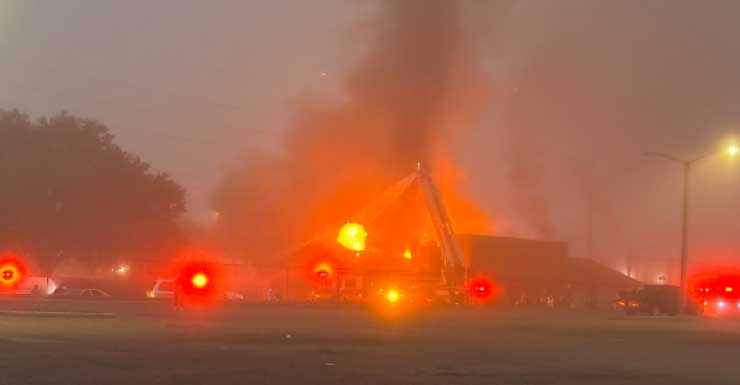 Equipos de emergencia combaten un incendio masivo en Sonny’s BBQ en Bartow