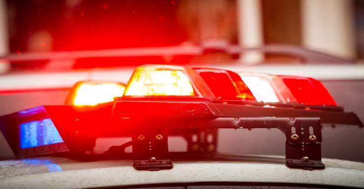 Hijo presuntamente golpea a su madre en la frente por cantar mientras limpiaba