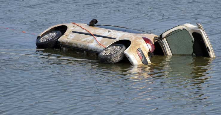 Hombre de 70 años muere tras estrellarse en un estanque en la víspera de Año Nuevo en el condado de Charlotte