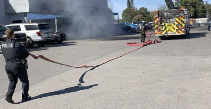 Incendio consume 20 vehículos en concesionario de autos en Winter Haven