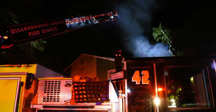 Incendio de 2 alarmas en un edificio de apartamentos en Tampa HCFR