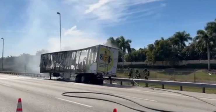 Incendio de camión semirremolque en la Turnpike en dirección sur causa retrasos cerca de Boynton Beach y bloquea 2 carriles
