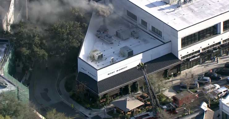 Incendio en restaurante de Hyde Park Village envía una columna de humo al aire