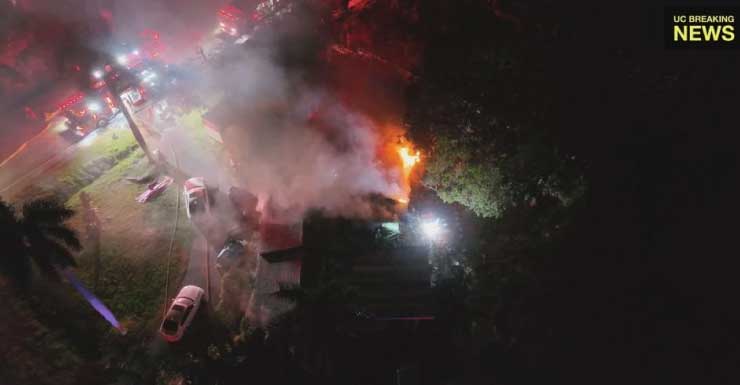 Incendio en una vivienda de Naples envía a una persona al hospital; se sospecha que una bicicleta eléctrica fue la causa