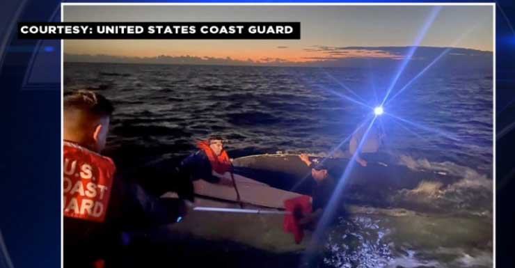 La Guardia Costera rescata a 3 personas tras el vuelco de un bote al norte de Marathon