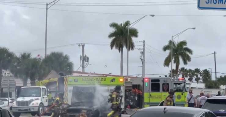 Los bomberos extinguen lo que parecía ser un incendio en un patrullero en Miami Gardens; no se reportan heridos
