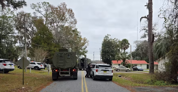 Mujer baleada al interrumpir un robo en su hogar; buscan al agresor, informan los alguaciles