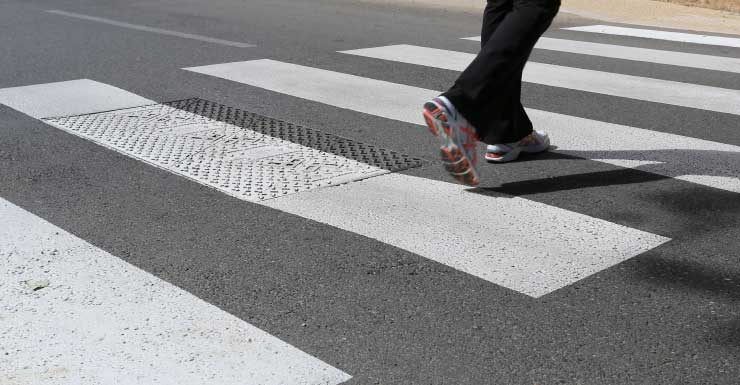 Mujer de 25 años muere tras ser atropellada por un camión en la acera de Cocoa Village