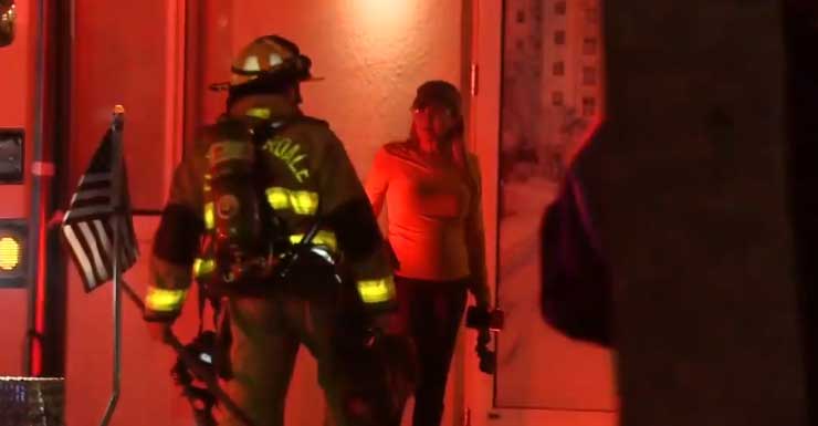 Mujer hospitalizada con quemaduras tras incendio en un edificio de gran altura en Fort Lauderdale
