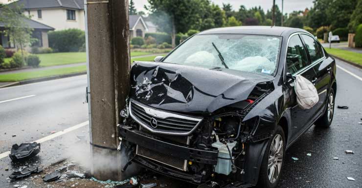 Niña muere y su familia resulta herida después de que un SUV chocara contra un poste; se sospecha de alcohol o drogas, dice PBSO