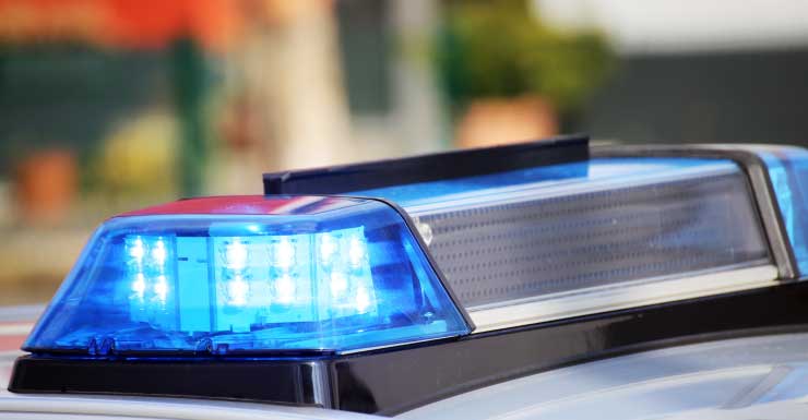 Residente en carrito de golf persigue a camión de FedEx y presuntamente agrede al conductor