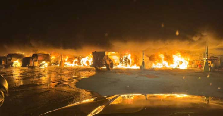 Varios tractores se incendian en un negocio de Avon Park