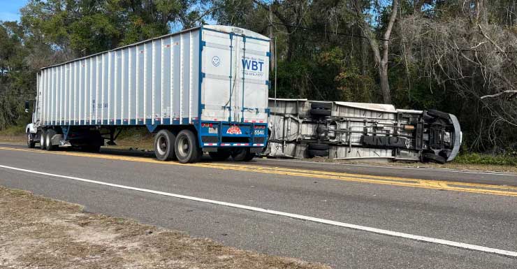 Vía principal bloqueada en el condado de Bradford tras choque entre camión y camión de caja