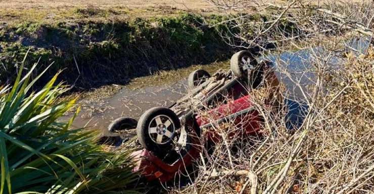 Adulto y tres niños hospitalizados tras volcar un Jeep en un canal de Indiantown