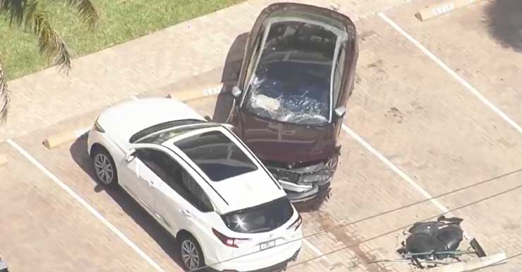 Auto se estrella y cae desde el segundo piso de un estacionamiento en Fort Lauderdale, según testigos