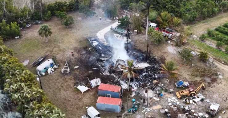 Bomberos combaten incendio en vivienda en Rat Road, Bokeelia