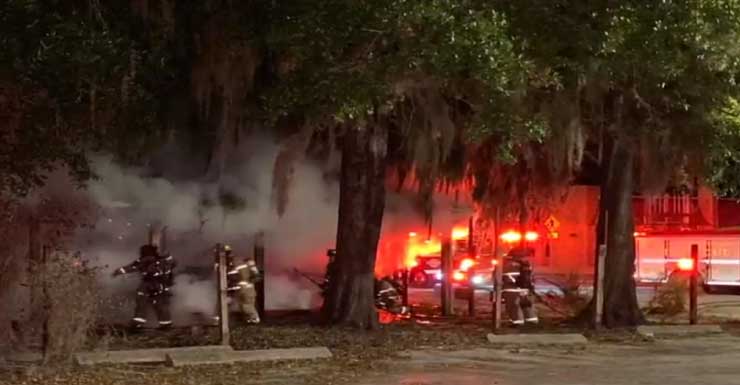 Bomberos de Gainesville apagan incendio en edificio, no se reportan heridos